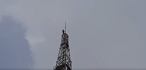 akola Viru climbed the tower for 'Basanti' ... Husband experimented for his wife