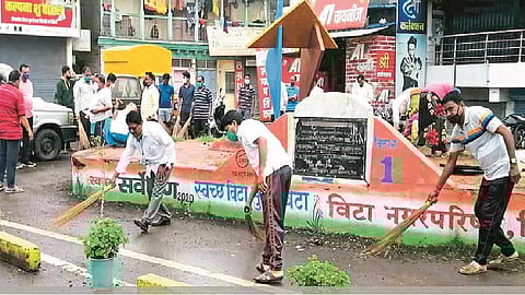 Cleaning in Chowka Chowka from Shramdana in Vita city