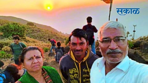 शिक्षक पती-पत्नीचे निवृत्तीनंतर धाडस; पासष्टीच्या वयात त्यांनी ‘कळसूबाई’चे शिखर केले सर