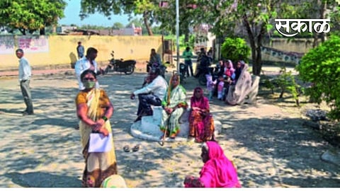 महिलांवर कुंटूब नियोजनाची शस्ञक्रिया केल्या; दुसऱ्या दिवशी सुरू झाला त्रास आणि डाॅक्टरसह कर्मचारी गैरहजर