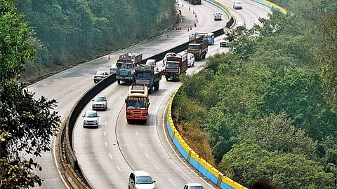 Traffic closed on Mumbai-Pune route