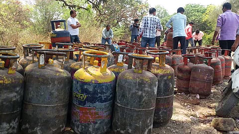 गॅस रिफिलिंगचा पर्दाफाश