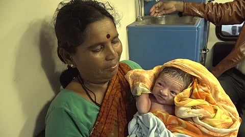 आजी सोबत नवजात चिमुकली.