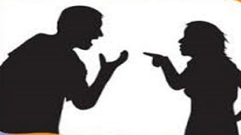wife and husband dis[uted in market on domential topic both are in political background in ratnagiri