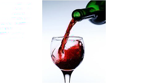 दारू पिण्यासाठी वयाची अट समान हवी