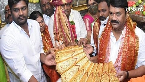 CM KCR birthday Minister offers 2.5 kg gold sari to Goddess