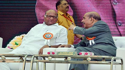 गप्पांमध्ये रंगलेले शरद पवार आणि मनोहर जोशी