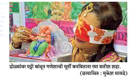 डोळे बांधून साकारल्या तीन लाख मूर्ती!