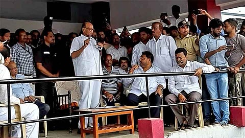 शिरोळ तालुक्यातील शेतकऱ्यांचे पीककर्ज माफ करा - शरद पवार