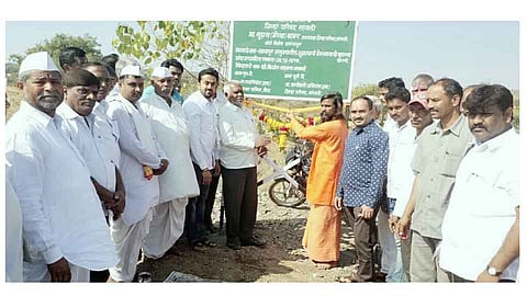 शुक्राचार्य देवस्थान (ता. खानापूर) येथे विविध विकासकामाच्या प्रारंभप्रसंगी जि. प. उपाध्यक्ष सुहास बाबर, मठाधिपती कल्याणगिरी महाराज, राजाभाऊ शिंदे व अन्य.