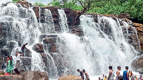 कोकणातील ‘सावडाव’ धबधबा प्रवाहित मात्र पर्यटकांअभावी सुनाच!