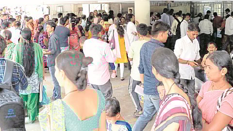 अर्ज दाखल करण्यासाठी झुंबड