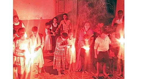 कोल्हापूर ः अंधशाळेतील मुले दिवाळीसाठी घरी जाणार असल्याने आतापासूनच असा दिवाळीचा आनंदोत्सव साजरा होतो आहे.
