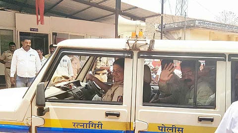 राजापूर - अकटेनंतर न्यायालयामध्ये हजर राहण्यासाठी पोलिसांच्या गाडीमधून जात असताना आमदार राजन साळवी आणि पदाधिकारी.