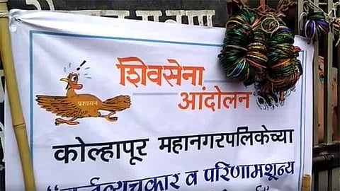 शिवसेनेकडून कोल्हापूर पालिकेस बांगड्यांचा आहेर