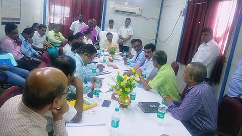 चिपी - विमानतळ येथे खासदार विनायक राऊत यांनी अधिकाऱ्यांची बैठक घेत आढावा घेतला.