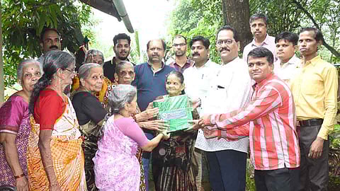 पावस : रत्नागिरी जिल्हा फोटो व्हिडिओ व्यावसायिकांच्या संघटनेतर्फे अनुसूया आनंदी महिला वृद्धाश्रमासाठी इलेक्टिक कुकर भेट देताना अजय बाष्टे, सुबोध भोवड आणि सर्व सदस्य.