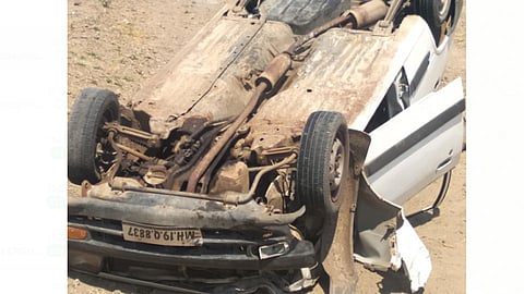 अपघातात दोन गंभीर जखमी, कार पलटी; दुचाकी जळून खाक