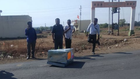 Loksabha 2019: मतदान पेटी रस्त्यावर; ईव्हीएमचे तुटले सील