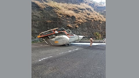 मुंबई-पुणे द्रुतगती महामार्गावर दुधाचा टॅंकर उलटला; महामार्गावर वाहनांचा खोळंबा