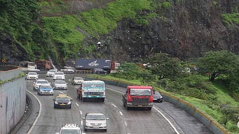 Mumbai Pune Expressway मार्गावर सर्रास नियमांना हरताळ; अवजड वाहनांचे जागोजागी थांबे