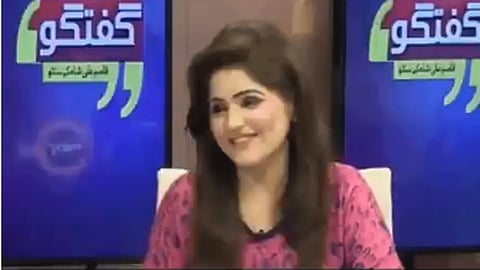 शेवटी पाकिस्तानच ते! तो अॅपबद्दल बोलत होता आणि ती सफरचंद म्हणत होती (व्हिडिओ))