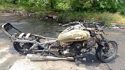 संतापलेल्या कर्जदाराने दुचाकीलाच लावली आग! बँकेचा वसूली कर्मचारीही घाबरून फरार