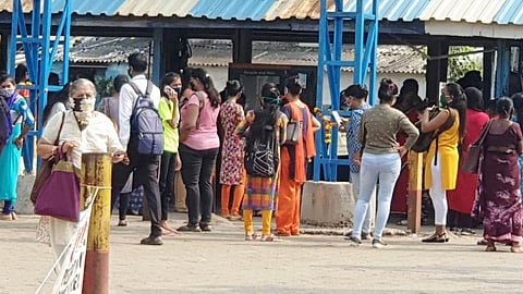 लोकल सुरु झाल्याने वसई विरारच्या महिला प्रवाशांमध्ये उत्साह; वेळेत बदल करण्याची मागणी