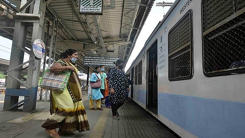 पहिल्या दिवशी लोकल ट्रेनमध्ये महिलांची तुरळक गर्दी; तिकीट, पास मिळवण्यासाठी महिलांच्या रांगा