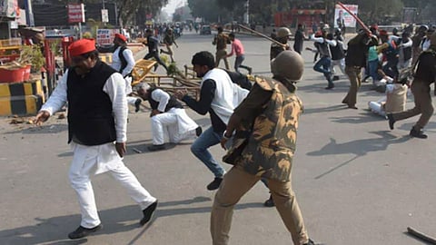 अखिलेश यांना रोखल्याचे यूपीत पडसाद; सपच्या कार्यकर्त्यांवर लाठीचार्ज