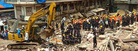 मुंबईत इमारत कोसळली