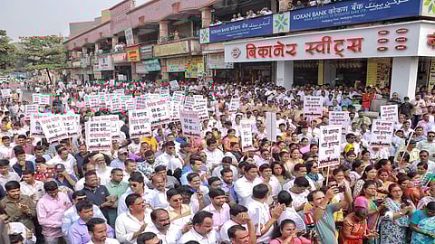 कर्नाळा बॅंक ठेवीदार संघर्ष समितीच्या माध्यमातून गुरुवारी (ता. 13) पनवेल येथील कर्नाळा बॅंकेच्या मुख्य शाखेवर भव्य मोर्चा काढण्यात आला.