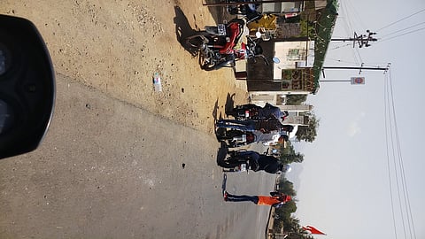 खालापुरात बेशिस्तीचे दर्शन