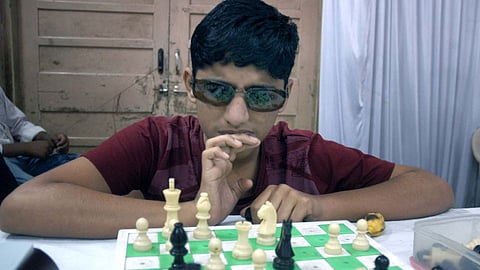 अंध आर्यन जोशी करतोय बुद्धिबळात लक्षवेधी कामगिरी