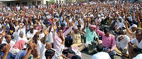 मुंबई ः बसव प्रतिष्ठानतर्फे गृहरक्षक दलाच्या विविध मागण्यांसाठी सोमवारी आझाद मैदानावर राज्यभरातील गृहरक्षकांनी एकत्र येत आंदोलन केले. (प्रथमेश गडकरी सकाळ छायाचित्र सेवा)