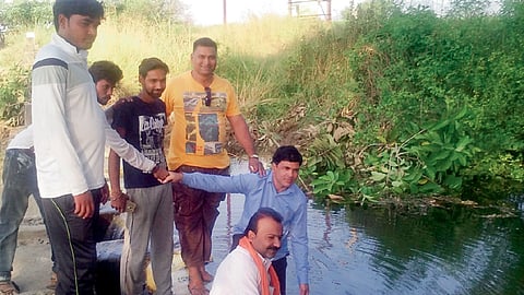 बंधाऱ्याने वाढली विहिरींची पातळी