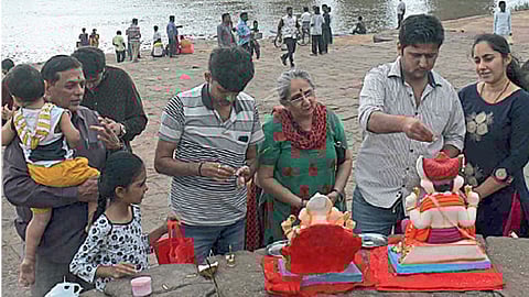 दीड दिवसाच्या गणरायाला निरोप