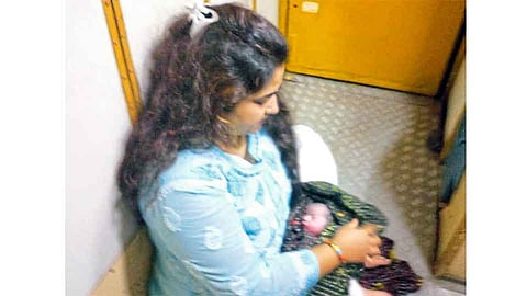 कोकण रेल्वेतच महिलेने दिला कन्येला जन्म