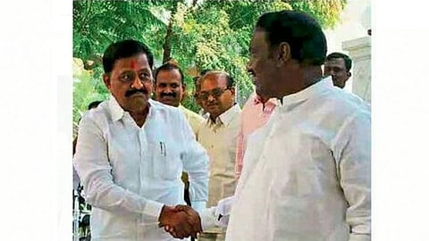 'बापूं'च्या खांद्यावरून 'दादां'चा निशाणा