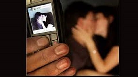 मोलकरणीला अश्लिल चित्रफित व्हायरल करण्याची धमकी देत लाखो रुपये उकळले