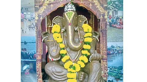 कोल्हापूर : आळवेत रंगविरहित गणेशमूर्तीची पूजा