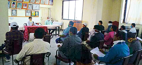 आरे बापरे...यांना शहरात राहणे बंधनकारक