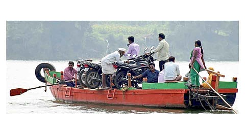 मोळवाड ः येथे कृष्णा नदीत होडी चालविताना रेखा आंबी.