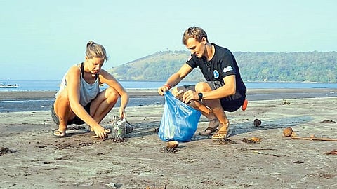 Mandavi Beach Cleaning By German Tourists Ratnagiri Marathi News