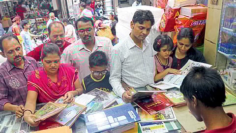 वह्या-पुस्तकांसाठी दुकानांत गर्दी