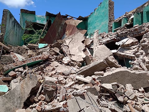 मोठा आवाज झाला...आणि शेजारचे बालंबाल बचावले !