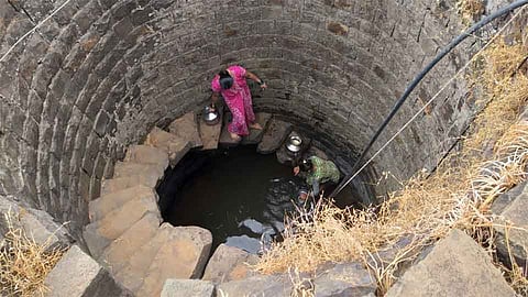 पांढरपाणी येथे शिवकालीन विहीर भागवतेय तहान