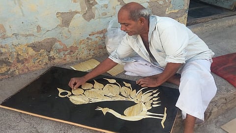 टेंभुर्णी : गव्हाच्या काड्यांपासून मोराची मनोहारी कलाकृती साकारताना जगदीश शर्मा.