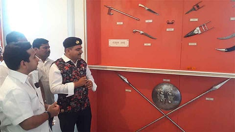 शस्त्रांच्या प्रतिकृतीतून इतिहास पोहचविण्याचा प्रयत्न - नितेश राणे