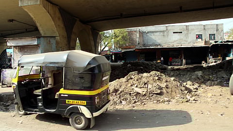 औरंगाबाद : टाउन हॉल येथील उड्डाणपुलाखाली साचलेला मातीचा ढीग.